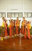 une groupe de traditionnel Javanais danseurs ayant amusement avec leur copains sur étape après le performance terminé photo