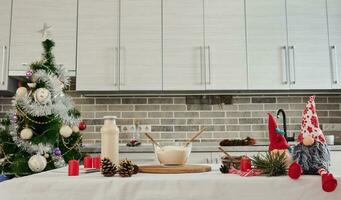 Ingrédients pour cuisine Noël gâteau sur le cuisine table suivant à le Noël arbre et Fait main scandinave gnomes photo