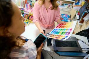 détails sur palette avec Couleur échantillons de aquarelle des peintures dans femelle vendeur mains. la créativité. passe-temps. art magasin. La peinture photo