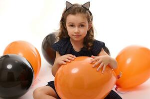 4 toi adorable jolie peu fille dans sorcière costume pièces avec noir et Orange des ballons isolé sur blanc Contexte. concept de une content enfant ayant amusement à traditionnel saisonnier événement, Halloween fête photo