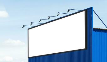 moquer en haut blanc Contexte panneau d'affichage sur bleu bâtiment avec place lumière photo