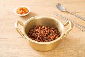 spaghettis noirs coréens ou nouilles instantanées avec sauce chajung rôtie photo