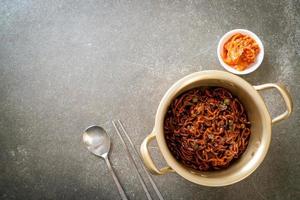 spaghettis noirs coréens ou nouilles instantanées avec sauce chajung rôtie photo
