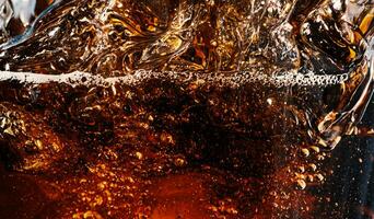 Cola avec glace. proche en haut de le la glace cubes dans Cola l'eau. texture de carbonate boisson avec bulles dans verre. Cola un soda et la glace éclabousser pétillant ou flottant en haut à Haut de surface. du froid boisson Contexte. photo