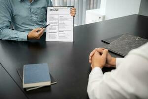 examinateur en train de lire une reprendre pendant emploi entretien à Bureau affaires et Humain Ressources concept. photo