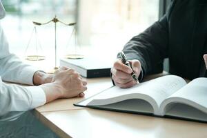 le conseiller juridique présente au client un contrat signé avec le marteau et la loi légale. concept de justice et d'avocat. photo