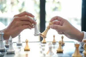 homme d'affaire jouer avec échecs jeu. Succès la gestion concept de affaires stratégie et tactique défi. photo