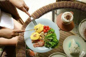 petit déjeuner des œufs Benoît grillé Anglais muffins. délicieux petit déjeuner avec des œufs Benoît photo