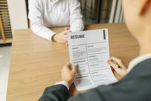 examinateur en train de lire une reprendre pendant emploi entretien à Bureau affaires et Humain Ressources concept photo