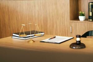 juge marteau marteau sur avocat bureau. photo