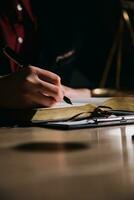 concept de justice et de droit. juge masculin dans une salle d'audience avec le marteau, travaillant avec, clavier d'ordinateur et d'accueil, lunettes, sur table à la lumière du matin photo