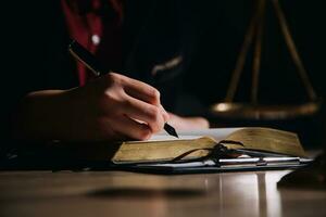 concept de justice et de droit. juge masculin dans une salle d'audience avec le marteau, travaillant avec, clavier d'ordinateur et d'accueil, lunettes, sur table à la lumière du matin photo