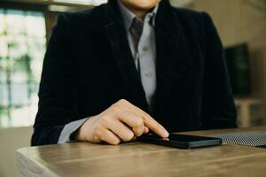 homme d'affaires mature utilisant une tablette numérique pour discuter d'informations avec un jeune collègue dans un salon d'affaires moderne photo