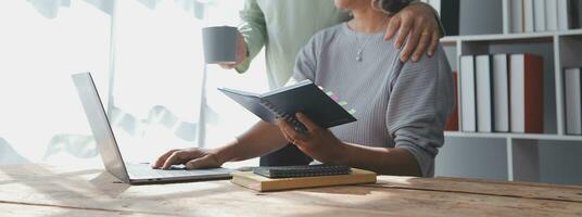 embrassé mature couple surfant le l'Internet sur portable à Accueil photo