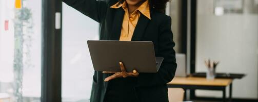 entrepreneur asiatique homme d'affaires et femme d'affaires discutant d'un nouveau projet d'entreprise dans une tablette lors d'une réunion moderne dans un bureau moderne, concept décontracté d'affaires asiatique. photo