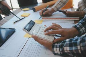 réunion de travail d'équipe d'ingénieurs, dessin travaillant sur une réunion de plan directeur pour un projet de travail avec un partenaire sur la construction de modèles et des outils d'ingénierie dans le site de travail, la construction et le concept de structure. photo