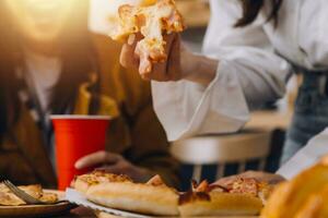 copains lieu de rendez-vous. Jeune femelle célébrer anniversaire fête à fin de semaine à maison, en mangeant pizza, en buvant Champagne, faire la fête, mode de vie, relation amicale photo