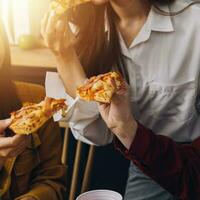 copains lieu de rendez-vous. Jeune femelle célébrer anniversaire fête à fin de semaine à maison, en mangeant pizza, en buvant Champagne, faire la fête, mode de vie, relation amicale photo