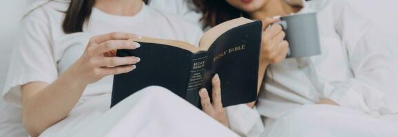 content Jeune lesbienne couple prise selfie ensemble, couple de copains relaxant et dépenses temps sur fin de semaine à maison, couple de femelle les amoureux avec bien relation, concept de lgbtq photo