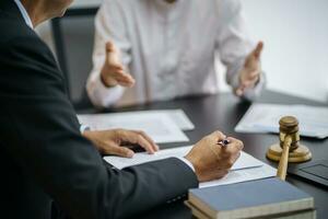 avocat légal Conseil présente à le client une signé Contrat avec marteau et légal loi. Justice et avocat affaires Partenariat réunion concept. photo