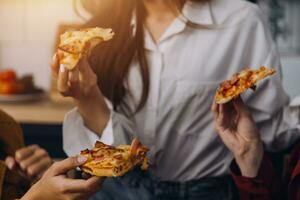 copains lieu de rendez-vous. Jeune femelle célébrer anniversaire fête à fin de semaine à maison, en mangeant pizza, en buvant Champagne, faire la fête, mode de vie, relation amicale photo