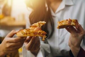 copains lieu de rendez-vous. Jeune femelle célébrer anniversaire fête à fin de semaine à maison, en mangeant pizza, en buvant Champagne, faire la fête, mode de vie, relation amicale photo