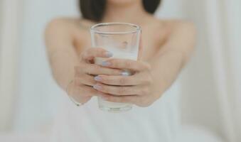 Jeune attrayant fille Espagnol apparence Enchanté avec le surprendre. et le Matin commencé avec un inattendu en bonne santé petit déjeuner. dans surprendre, elle agité sa mains et se réjouit à quoi est événement. photo