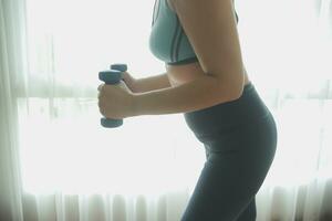 proche en haut image de attrayant en forme femme dans Gym photo