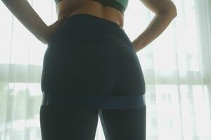 proche en haut image de attrayant en forme femme dans Gym photo