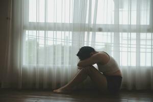 attaques de panique seule jeune fille triste peur stressante déprimée émotionnelle. photo