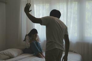 dérangé femme ayant une bats toi avec une homme à maison. hispanique épouse claques le visage de sa mari pendant un argument car de leur relation problèmes photo