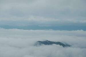 Montagne intervalle avec visible silhouettes par le Matin bleu brouillard. photo