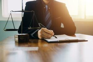 un homme d'affaires et un avocat ou un juge consultent une réunion d'équipe avec le concept de client, de droit et de services juridiques. photo