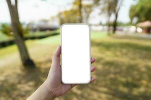 proche en haut de aux femmes mains en portant cellule Téléphone Vide copie espace filtrer. intelligent téléphone avec La technologie concept photo