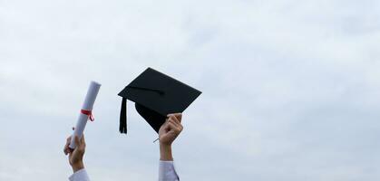 étudiant avec toutes nos félicitations, diplômés portant une l'obtention du diplôme robe de université. photo