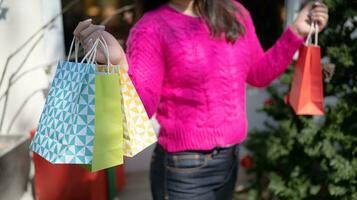 content asiatique fille tenir achats Sacs Noël cadeau. de bonne humeur femme avec Noël Nouveau année hiver vente photo