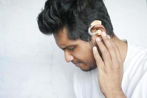 concept d'aide auditive, un jeune homme ayant des problèmes d'audition