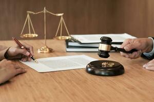 juge marteau décider sur mariage divorce signature papiers. avocat concept. photo