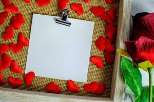 valentines journée Contexte. rouge Rose avec message carte de l'amour romantique couple. photo