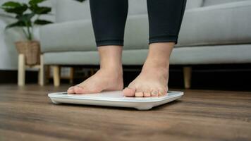 pieds permanent sur électronique Balance pour poids contrôle. la mesure instrument dans kilogramme pour une régime contrôle photo