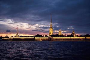 Saint-Pétersbourg, Russie. forteresse pierre et paul la nuit