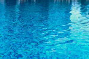 abstrait bassin l'eau. nager bassin couler avec vagues Contexte surface de bleu nager bassin photo