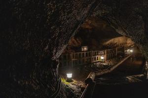 la grotte de chauves-souris kawaguchiko au japon photo