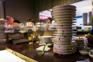 assiettes de sushi dans un restaurant japonais photo