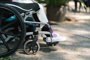 allaitement maison. Jeune soignant portion Sénior femme dans fauteuil roulant. photo