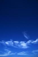 ciel bleu avec des nuages blancs photo