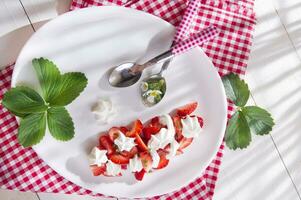 des fraises avec fouetté crème photo