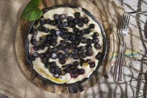 brut focaccia avec rouge grain de raisin fraise photo