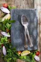 une assiette avec une fourchette et couteau séance sur Haut de une en bois table photo