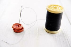 une pile de boutons sur une blanc table photo